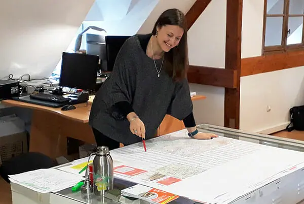 Comment devenir cartographe : Camille Ratia en plein travail