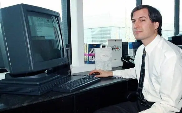 steve jobs devant un macintosh